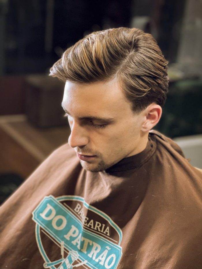 Corte clássico penteado para trás