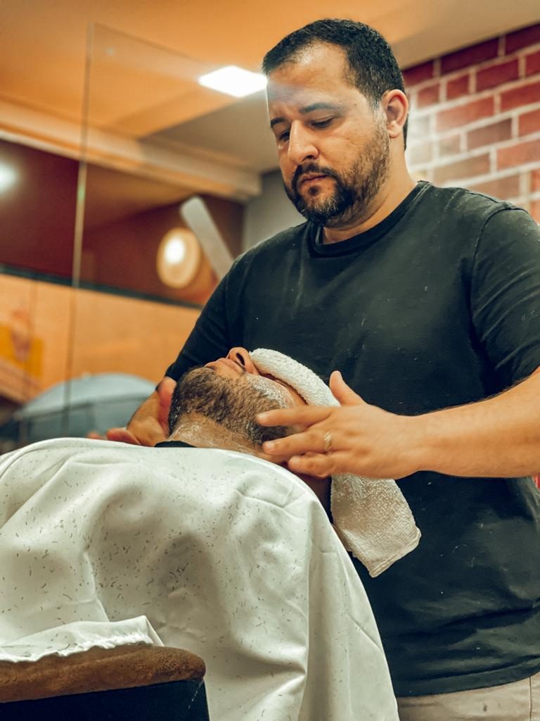 Barbeiro finalizando atendimento na Barbearia do Patrão, Centro de Londrina